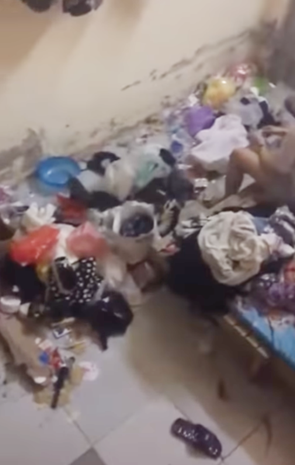 Nhiều người đã phải ôm bụng, che mũi dù chỉ nhìn căn phòng trọ bẩn như bãi rác qua những bức ảnh chất lượng không được sắc nét này.