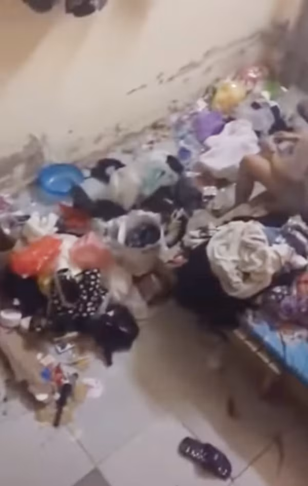 Nhiều người đã phải ôm bụng, che mũi dù chỉ nhìn căn phòng trọ bẩn như bãi rác qua những bức ảnh chất lượng không được sắc nét này.