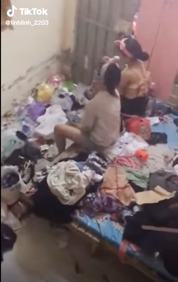 Cụ thể, mới đây trên MXH những bức ảnh được chụp lại trong đoạn clip quay cận cảnh căn phòng trọ siêu bẩn của các hot girl sinh viên đăng tải lên mạng xã hội đã nhanh chóng thu hút sự chú ý của đông đảo cư dân mạng.