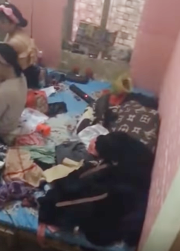 Được biết đây là căn phòng trọ của 2 nữ sinh viên thuộc top xinh đẹp, có tiếng. Vừa bước vào cửa là cảnh tượng vạn vật ở phòng trọ ngập ngụa trong rác, bẩn và bừa bộn đến phát tởm.