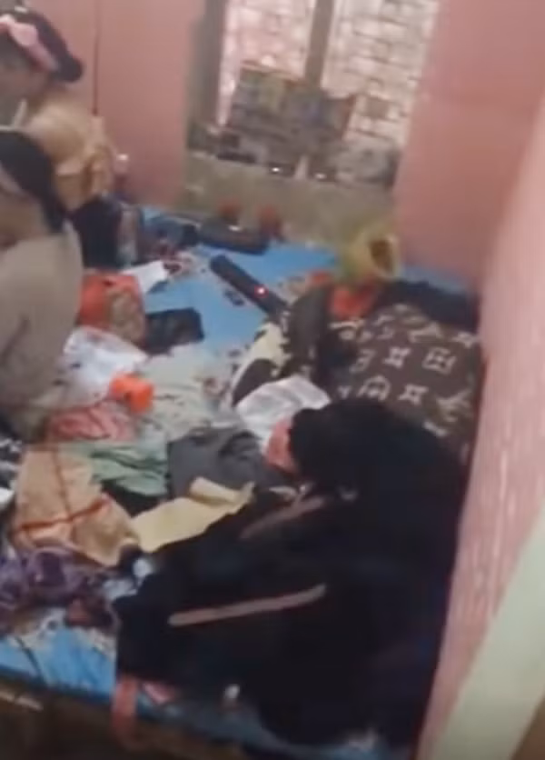 Được biết đây là căn phòng trọ của 2 nữ sinh viên thuộc top xinh đẹp, có tiếng. Vừa bước vào cửa là cảnh tượng vạn vật ở phòng trọ ngập ngụa trong rác, bẩn và bừa bộn đến phát tởm.