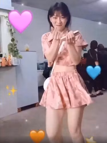 Với khả năng phối đồ với trang sức "cao tay", Ngọc Trinh chiếm trọn spotlight khi xuất hiện.