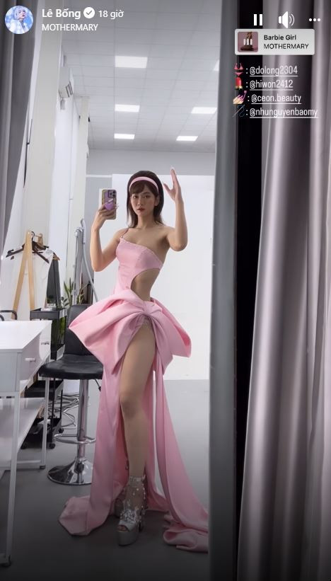 Cụ thể trên trang cá nhân, Lê Bống gây chú ý khi khoe khoảnh khắc trang điểm, mặc đầm dạ hội. Nữ TikToker khoác lên chiếc váy tông hồng pastel nữ tính của NTK Đỗ Long.
