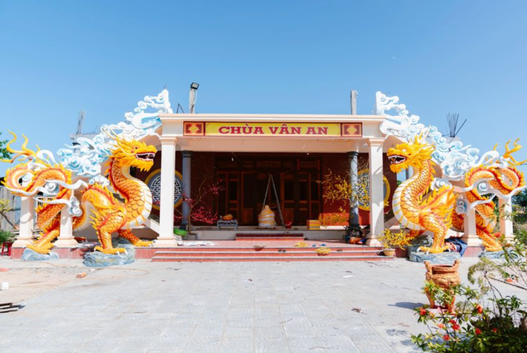 Được biết, 2 bức tượng này được thực hiện bởi nghệ nhân Đinh Văn Tâm (xã Triệu Độ, huyện Triệu Phong). Anh cũng chính là người thực hiện linh vật mèo, hổ của 2 năm trước khiến mạng xã hội "phát sốt" và được nhận xét là "đẹp nhất Việt Nam".