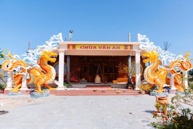 Được biết, 2 bức tượng này được thực hiện bởi nghệ nhân Đinh Văn Tâm (xã Triệu Độ, huyện Triệu Phong). Anh cũng chính là người thực hiện linh vật mèo, hổ của 2 năm trước khiến mạng xã hội "phát sốt" và được nhận xét là "đẹp nhất Việt Nam".