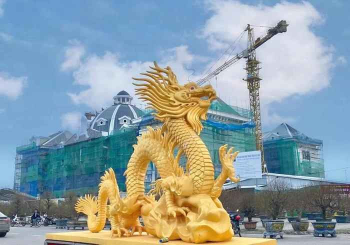 Chú rồng này ở Phú Thọ cũng mang dáng vẻ oai phong, hoành tráng không kém gì rồng Quảng Trị. Các chi tiết trên thân rồng được thiết kế tỉ mỉ và đẹp mắt.