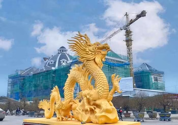 Chú rồng này ở Phú Thọ cũng mang dáng vẻ oai phong, hoành tráng không kém gì rồng Quảng Trị. Các chi tiết trên thân rồng được thiết kế tỉ mỉ và đẹp mắt.