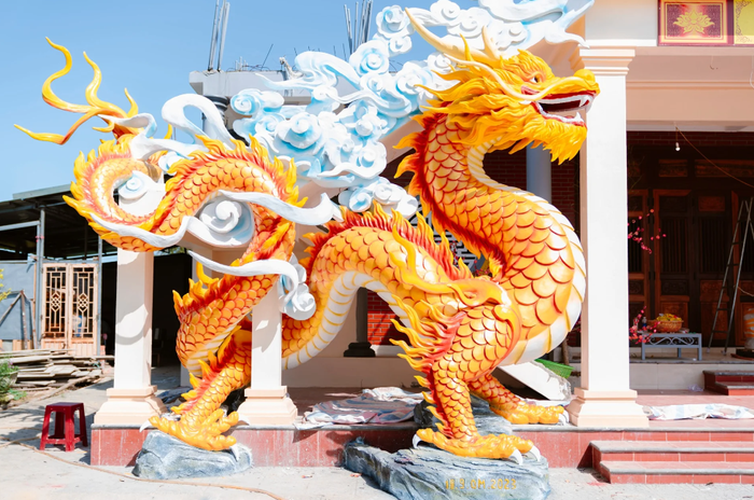 Tượng có chiều cao khoảng 3,5 – 4m, chiều ngang khoảng 6m. Xung quanh là những đám mây trắng xen lẫn mây xanh được cách điệu hóa.