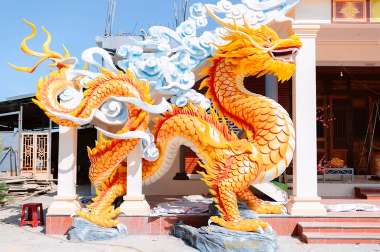 Tượng có chiều cao khoảng 3,5 – 4m, chiều ngang khoảng 6m. Xung quanh là những đám mây trắng xen lẫn mây xanh được cách điệu hóa.