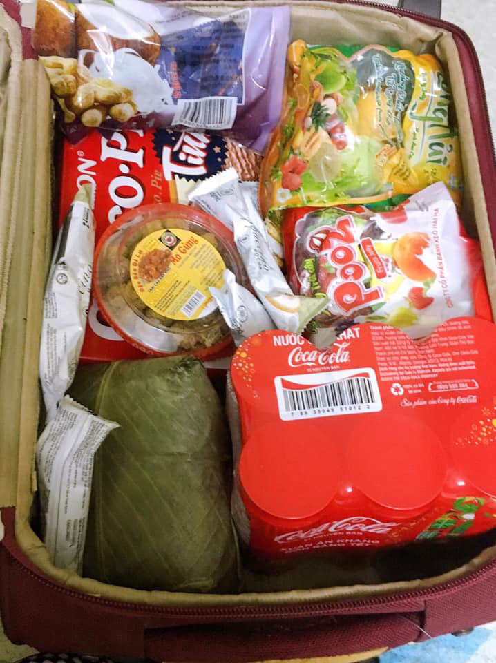 Bánh kẹo, bánh chưng chiếm hết nguyên một vali khủng lồ.