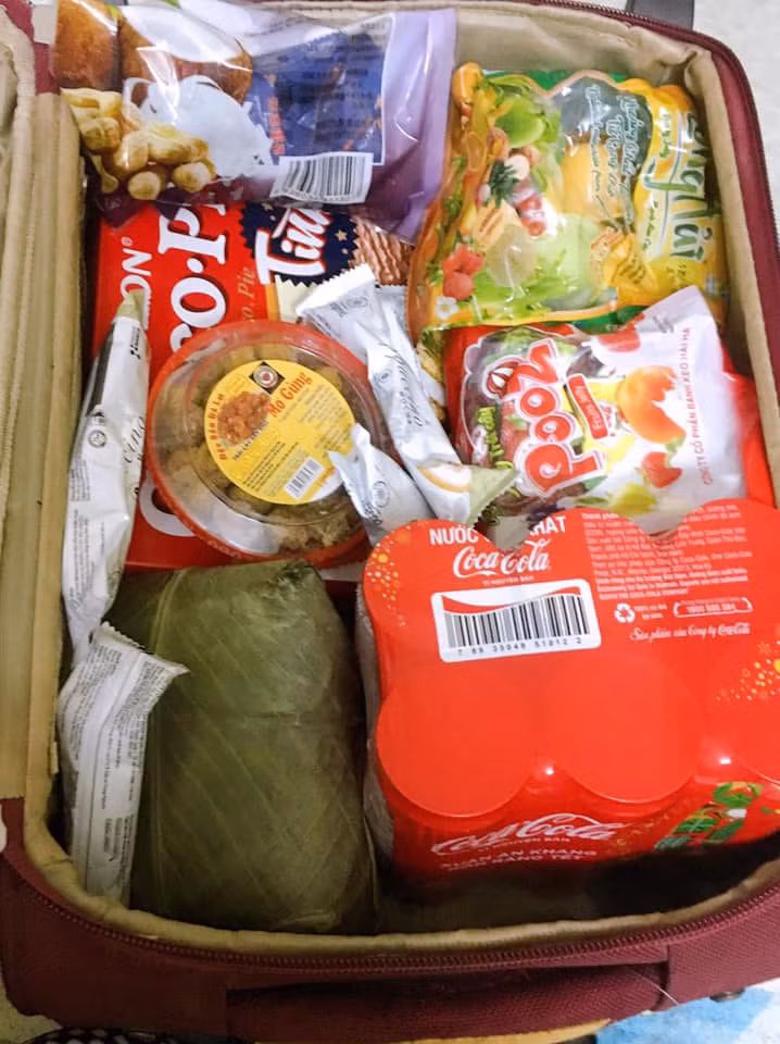 Bánh kẹo, bánh chưng chiếm hết nguyên một vali khủng lồ.