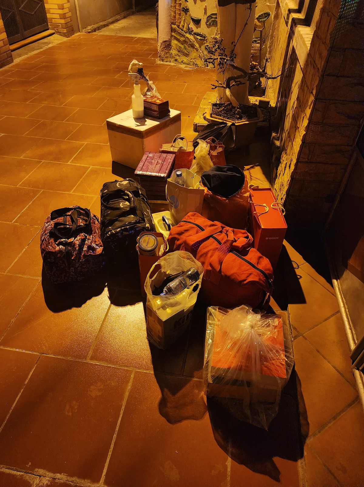 Nhà có bao nhiêu đồ từ nước ngọt, thịt, rau củ đều được gói lại để mang lên thành phố.