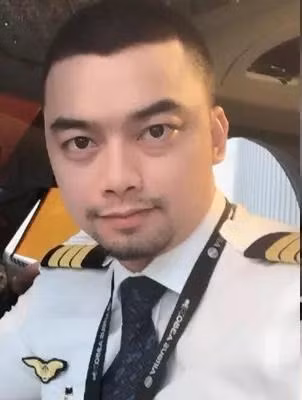 Duy Alex sau đó đã "mon men" xin chụp ảnh cùng Hoàng Đức và được nam cầu thủ vui vẻ nhận lời.