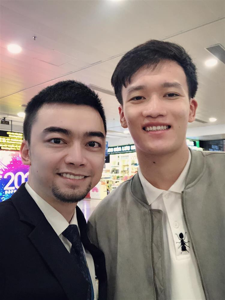 Trên Facebook mới đây, Duy Alex - hôn phu hụt của Âu Hà My hào hứng chia sẻ về cuộc gặp gỡ với Nguyễn Hoàng Đức tại sân bay Nội Bài khi cầu thủ này di chuyển vào TP.HCM tham dự lễ trao giải Quả Bóng Vàng 2021.