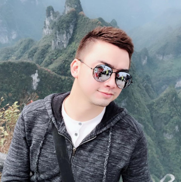 Với tài năng diễn xuất, nhiều người nghĩ rằng sau khi trưởng thành Duy Alex sẽ tiếp tục phát huy thế mạnh và trở thành một diễn viên chuyên nghiệp. Nhưng sau đó, anh lại được gia đình định hướng trở thành phi công. Hiện 8X đang là cơ trưởng cho một hãng hàng không nổi tiếng Việt Nam.