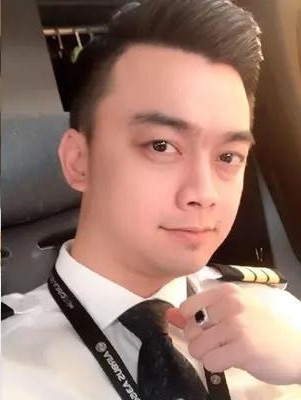 Duy Alex chia sẻ đính kèm ảnh: "Tóm được ông em đang đi nhận bóng vàng".