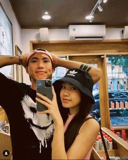 Không dừng lại ở đó, mới đây nam cầu thủ còn chia sẻ ảnh bên bạn gái ở phòng tập hay check-in tình cảm với chú thích: "Phát cơm đêm khuya".