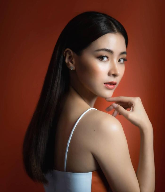 Baifern và Nine được nhận xét có sự tương xứng về ngoại hình và có nhiều sở thích chung. Trên trang cá nhân, hot girl Thái Lan thường xuyên đăng tải hình ảnh đi du lịch, tập gym cùng bạn trai.