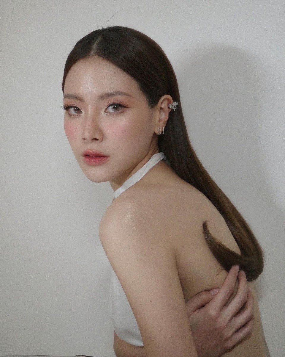 Một số bài tập mà Baifern và Nine vẫn tập cùng nhau như Double Abs, giống hệt chống đẩy, chỉ khác ở chỗ bạn nam nằm dưới và đỡ chân cho bạn nữ.