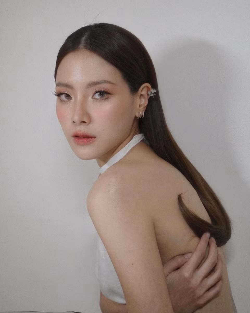 Một số bài tập mà Baifern và Nine vẫn tập cùng nhau như Double Abs, giống hệt chống đẩy, chỉ khác ở chỗ bạn nam nằm dưới và đỡ chân cho bạn nữ.