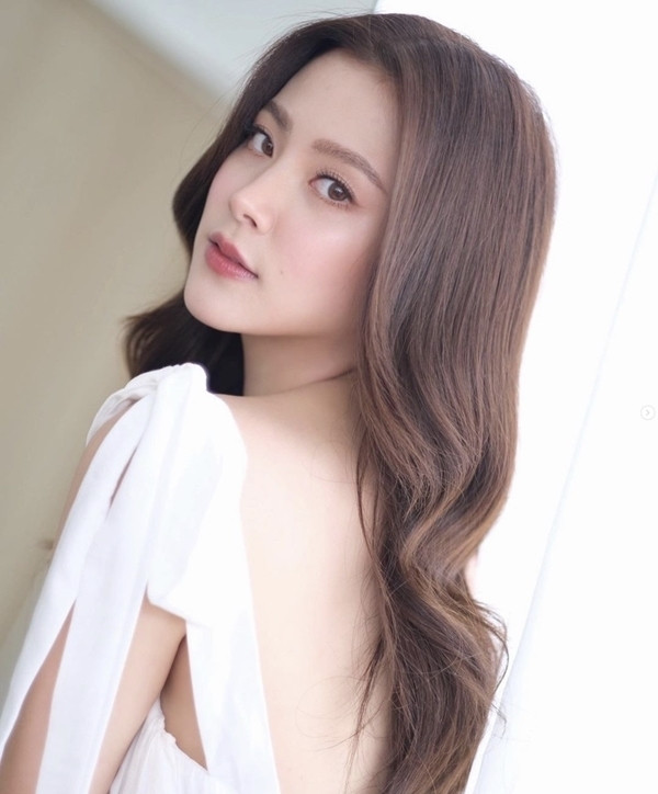 Baifern Pimchanok là mỹ nhân đình đám nhất nhì xứ sở chùa vàng, nổi tiếng nhờ tài năng diễn xuất cùng gương mặt xinh đẹp không góc chết.