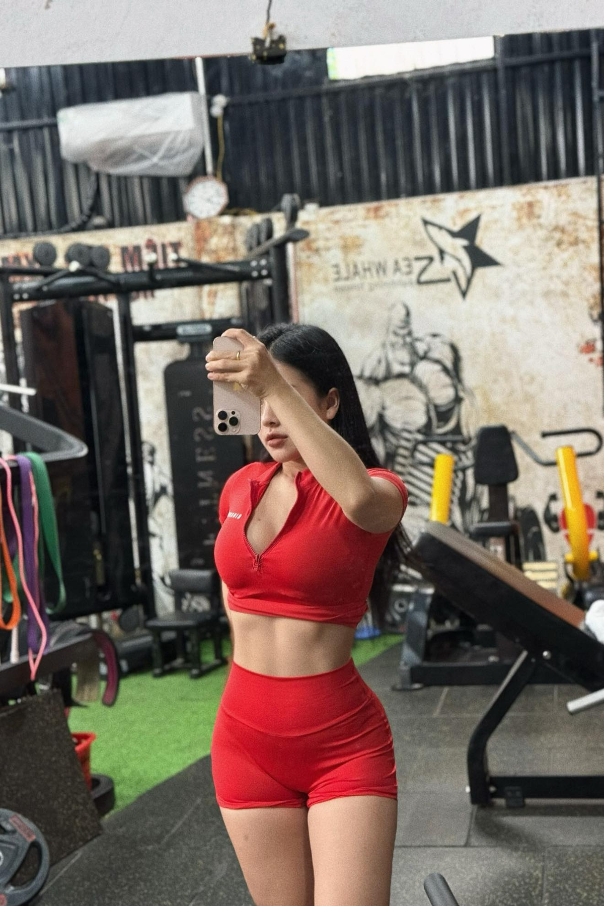 Dẫu biết rằng các PT chuyên nghiệp không thiếu những bộ đồ tập năng động, ôm sát để thuận tiện cho việc vận động, nhưng trang phục của cô nàng này lại có phần “hơi quá”, khiến người xem nào cũng phải đỏ mặt ái ngại.