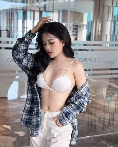 Hồng Khuyên cho biết, cô bắt đầu đến với lĩnh vực này từ năm 2020. Cô nàng định hướng phát triển theo PT (Personal Training) xuất phát từ đam mê giúp đỡ người khác cải thiện sức khỏe và thể hình, đồng thời tìm thấy niềm vui trong việc phát triển bản thân qua việc huấn luyện.