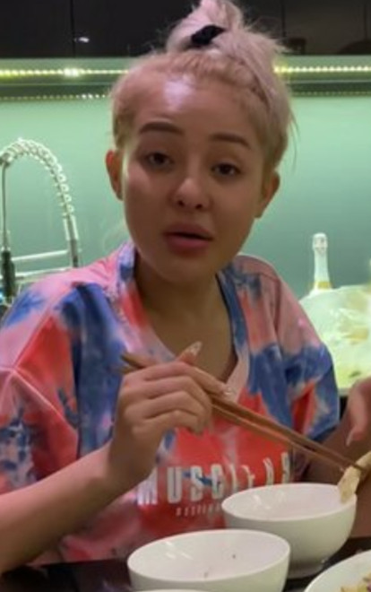 Cũng vì thế, bên dưới phần bình luận, một cư dân mạng mỉa mai Ngân 98 đã tốn vài trăm triệu phẫu thuật thẩm mỹ để sở hữu mặt mộc "sương sương" như vậy.