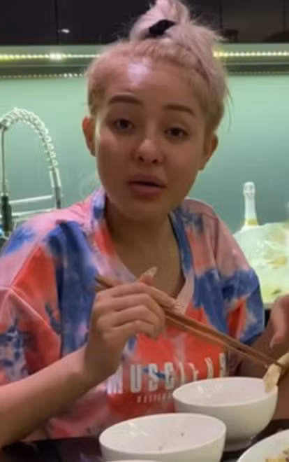 Cũng vì thế, bên dưới phần bình luận, một cư dân mạng mỉa mai Ngân 98 đã tốn vài trăm triệu phẫu thuật thẩm mỹ để sở hữu mặt mộc "sương sương" như vậy.