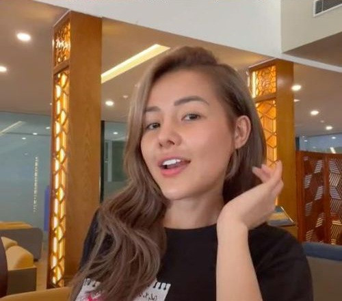 Có thể thấy, khuôn mặt khi chưa có son phấn của Ngân 98 nhợt nhạt, thiếu sức sống thấy rõ so với khi trang điểm kỹ càng.