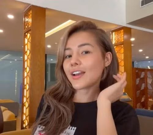 Có thể thấy, khuôn mặt khi chưa có son phấn của Ngân 98 nhợt nhạt, thiếu sức sống thấy rõ so với khi trang điểm kỹ càng.