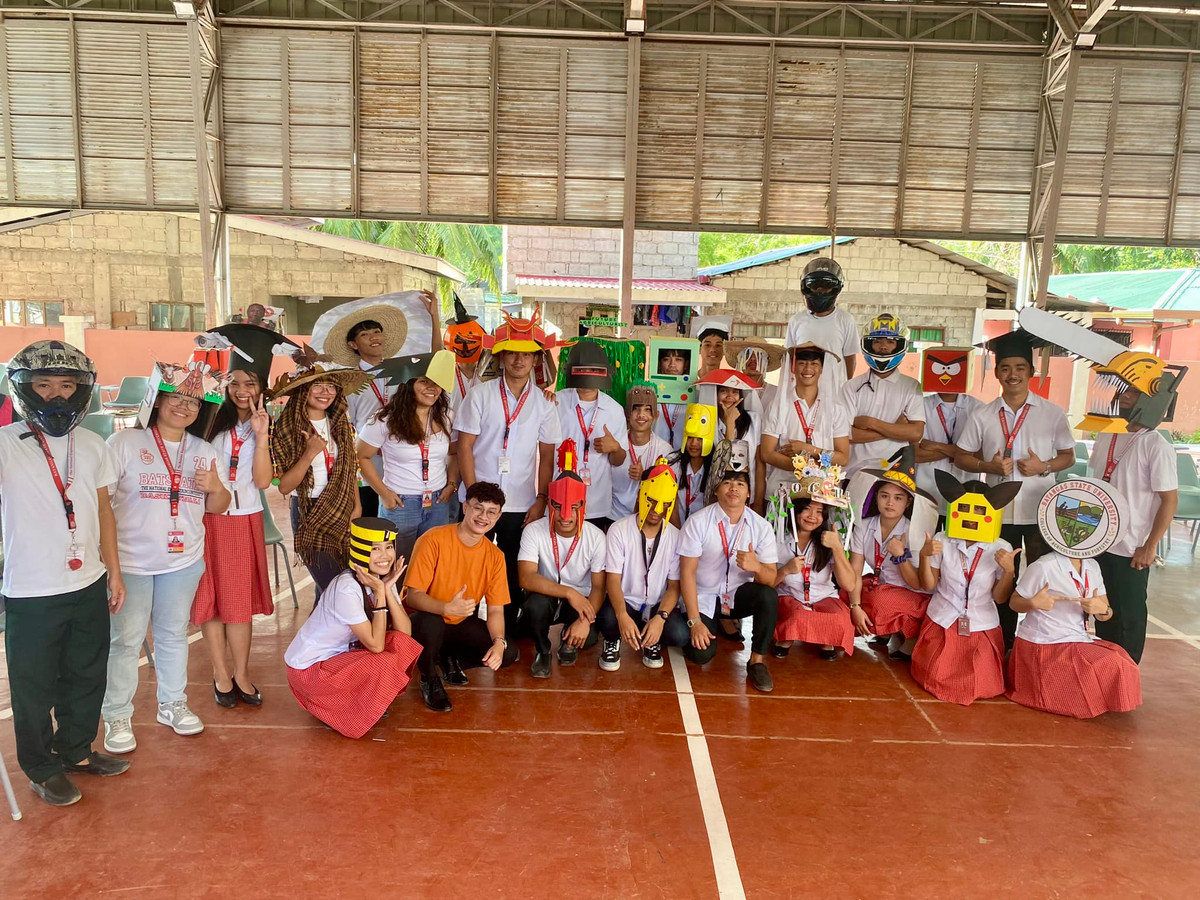 Ebora chia sẻ với trang Filipino Television Network News 5 rằng, anh đề nghị làm như vậy để giảm bớt một số căng thẳng mà sinh viên của mình có thể phải đối mặt do các kỳ thi trong khi vẫn duy trì tính minh bạch trong học tập.