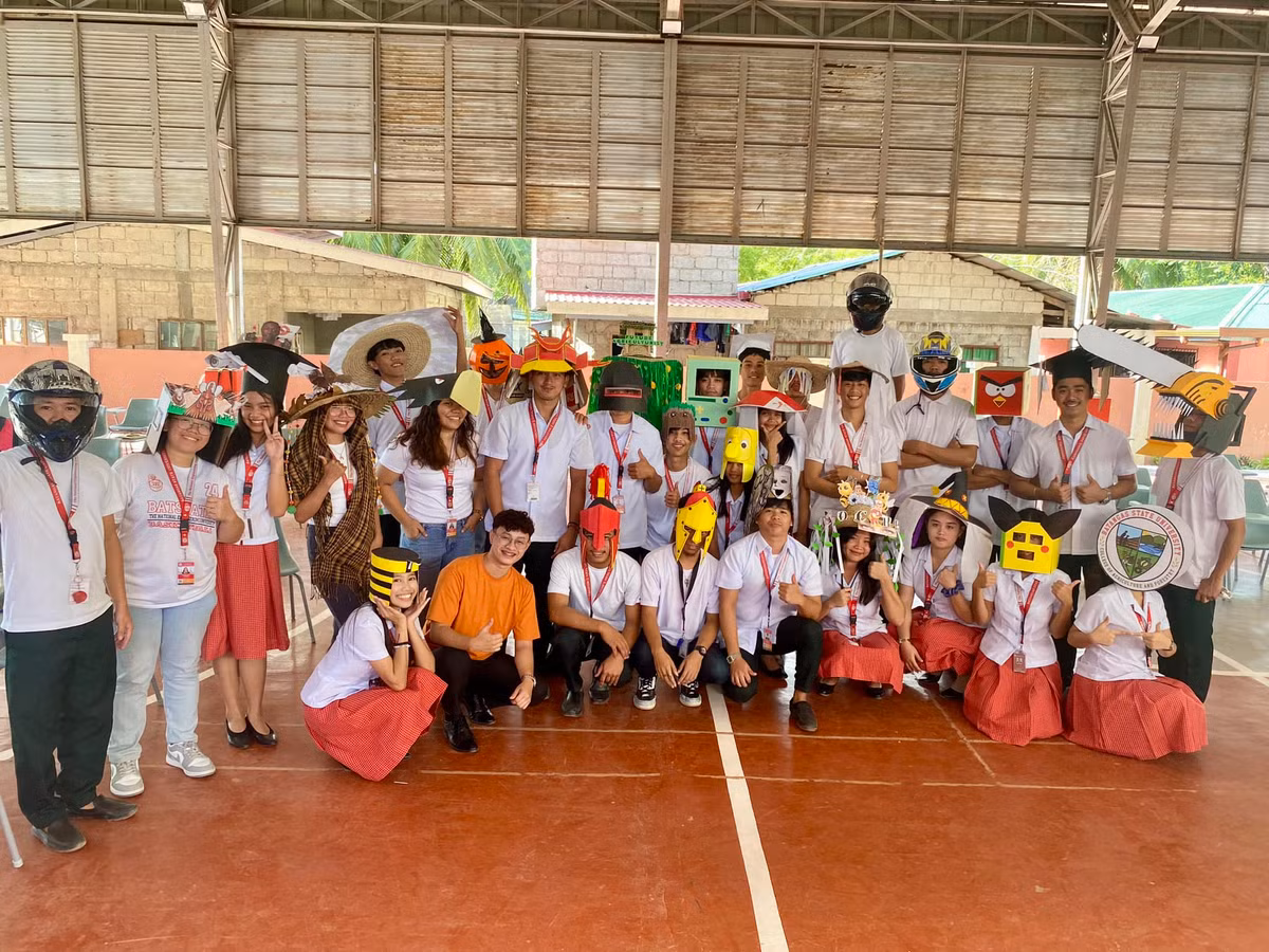 Ebora chia sẻ với trang Filipino Television Network News 5 rằng, anh đề nghị làm như vậy để giảm bớt một số căng thẳng mà sinh viên của mình có thể phải đối mặt do các kỳ thi trong khi vẫn duy trì tính minh bạch trong học tập.