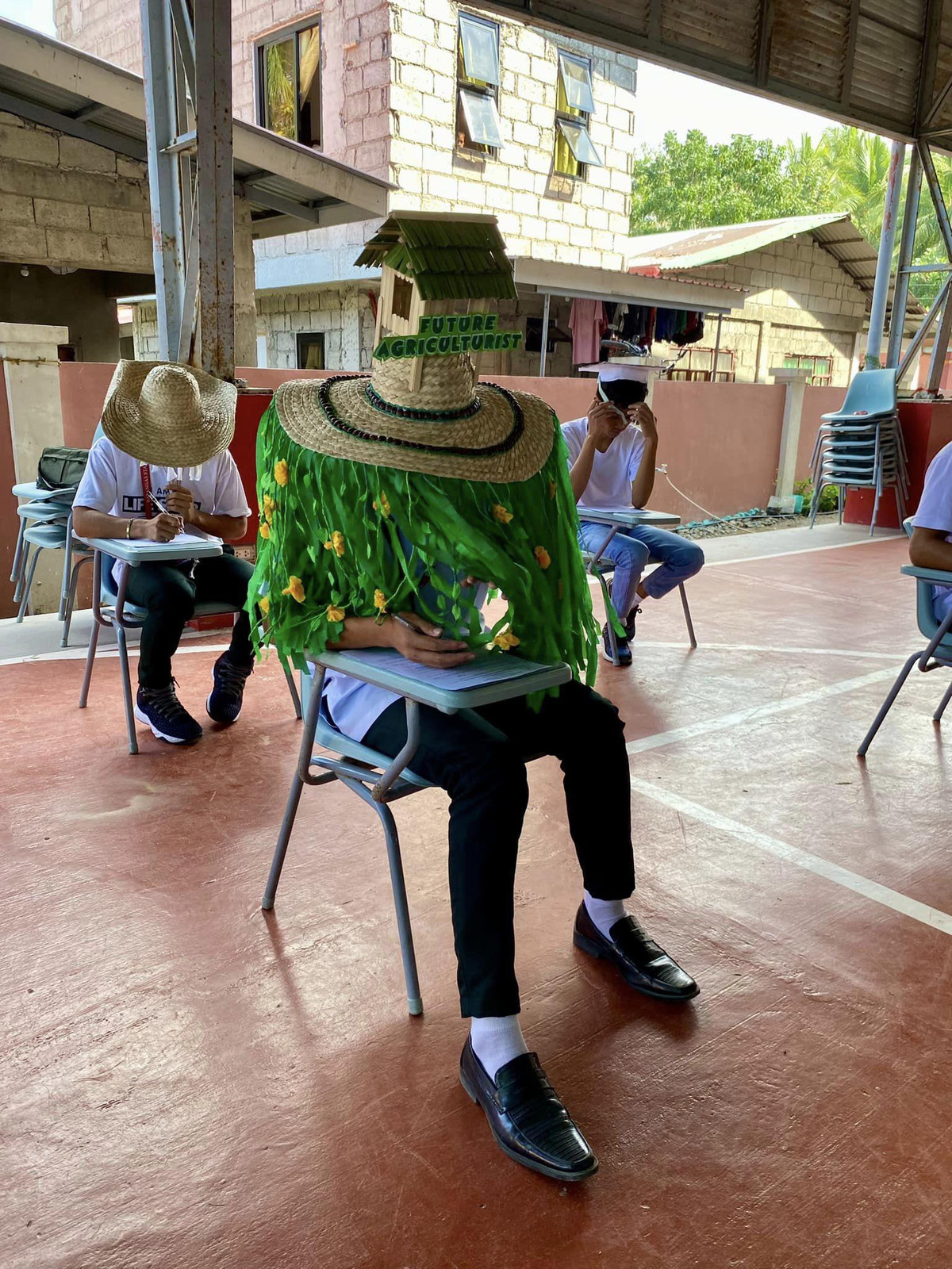 Có người đội mũ hình người cưa máy, hình chiếc hộp sơn giống Pikachu hay hình nồi cơm điện...