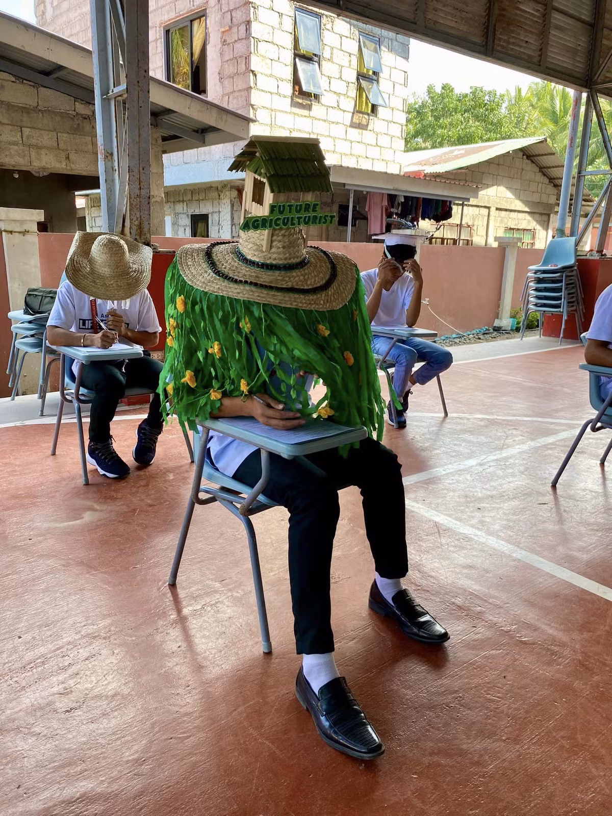 Có người đội mũ hình người cưa máy, hình chiếc hộp sơn giống Pikachu hay hình nồi cơm điện...