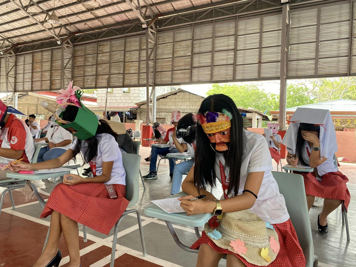 Tuy nhiên, thầy giáo trẻ trên có đề cập rằng nếu đội mũ chống gian lận sẽ được cộng thêm 5 điểm trong bài kiểm tra.