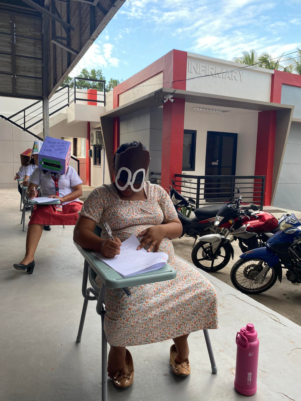 Thầy giáo này 'gây sốt' khi đăng khung cảnh các sinh viên của mình trong kỳ thi.