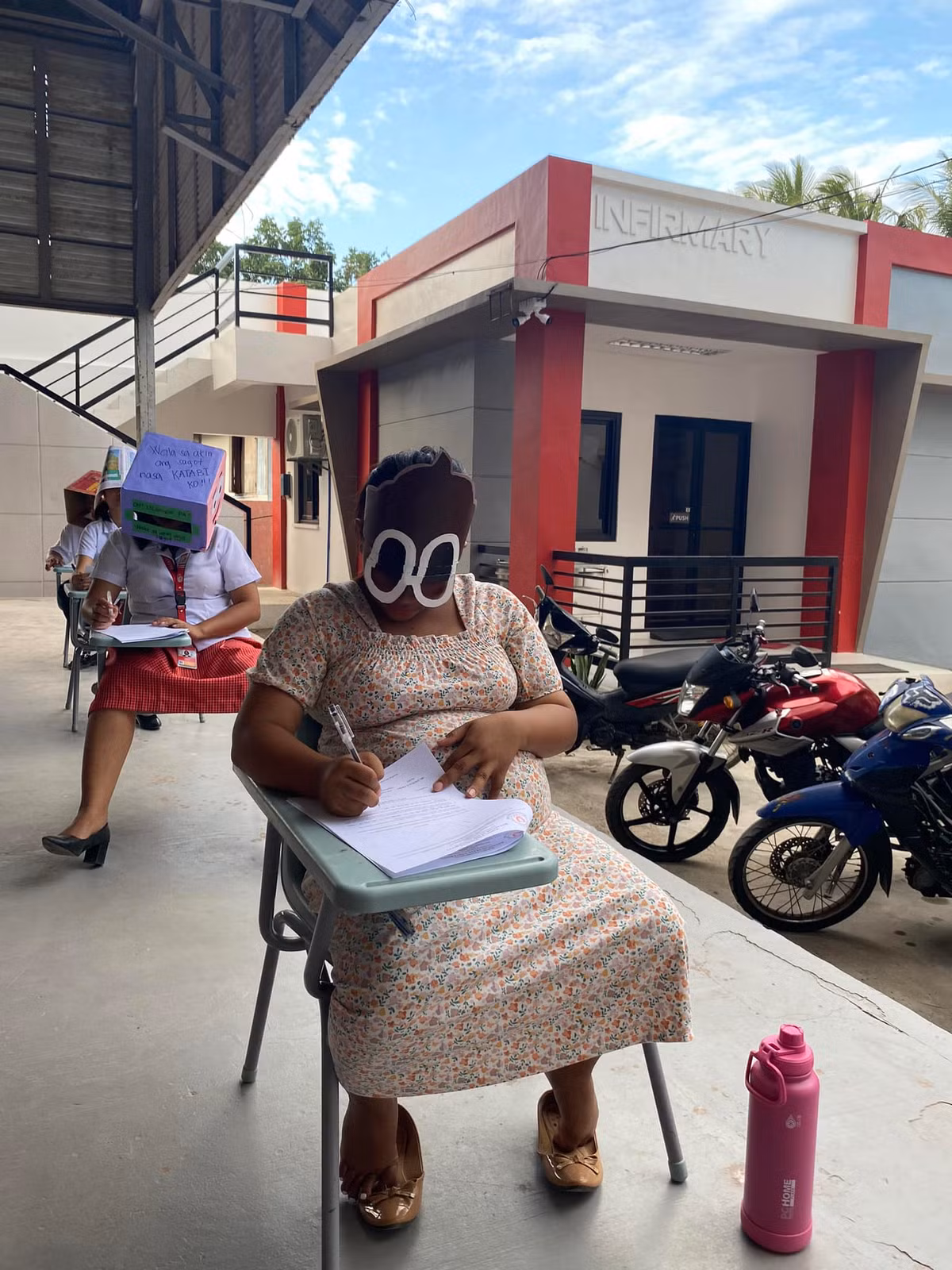 Thầy giáo này 'gây sốt' khi đăng khung cảnh các sinh viên của mình trong kỳ thi.