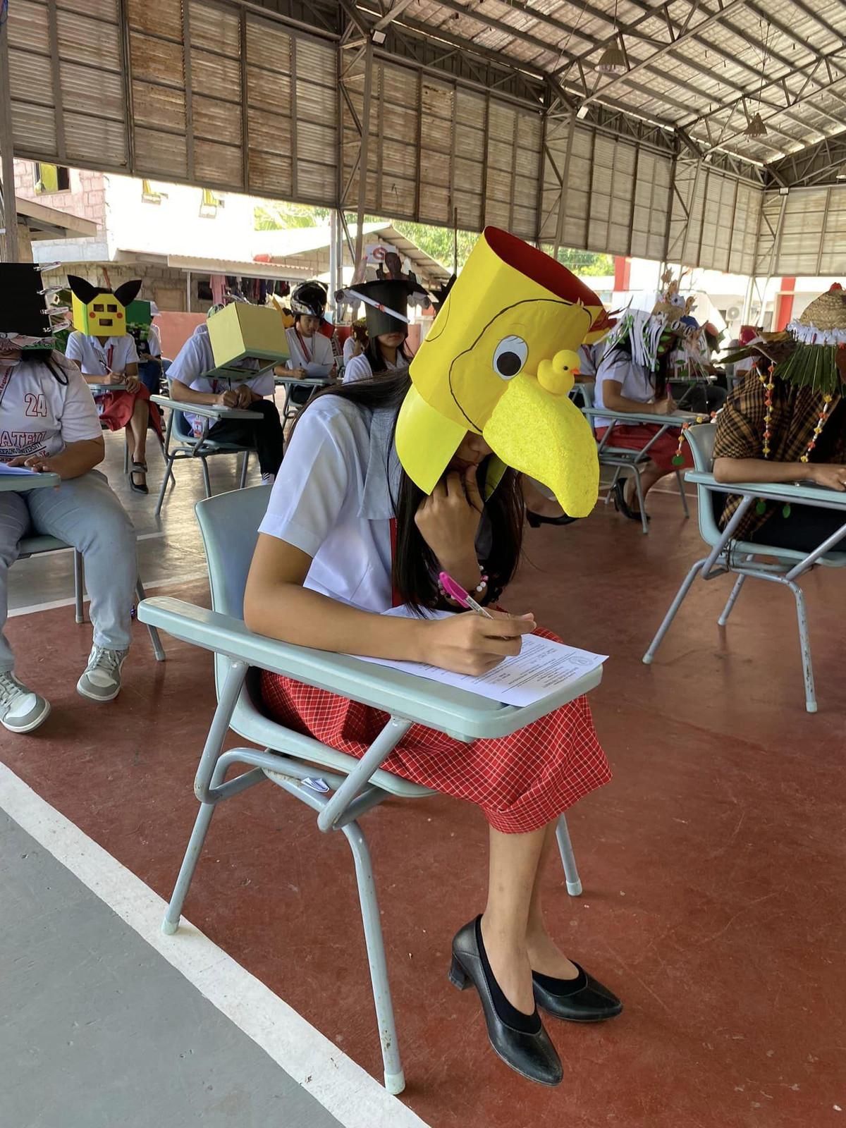 Được biết, giáo viên nghĩ ra cách phòng chống gian lận thi cử này này tên là Angelo Ebora, anh đang công tác tại Đại học Bang Batangas, cơ sở Lobo.