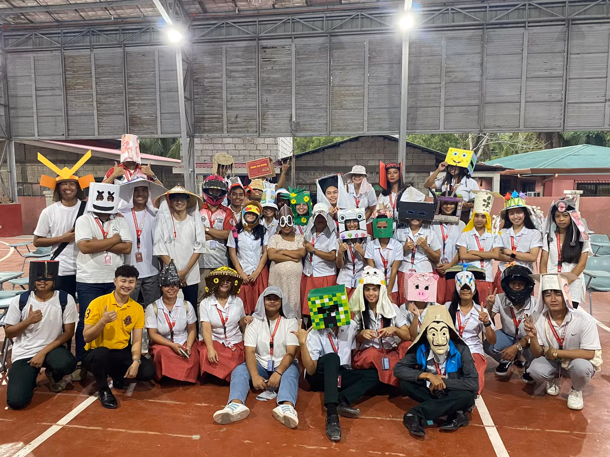 Qua những bức ảnh, cư dân mạng thấy các sinh viên thực sự thể hiện tài năng sáng tạo của mình khi xuất hiện trong các chiếc mũ chống gian lận cầu kỳ.