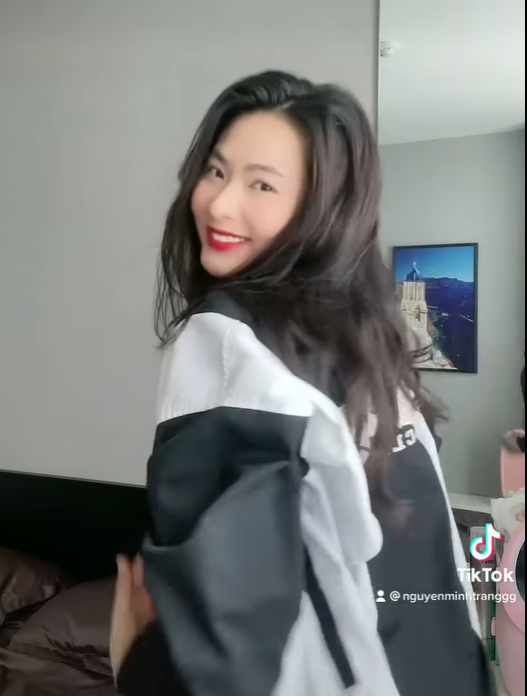 Tuy nhiên để bộ đồ không quá hở, Minh Trang đã lựa chọn kết hợp với chiếc áo khoác bên ngoài, giúp che đi phần vai và bắp tay của mình.