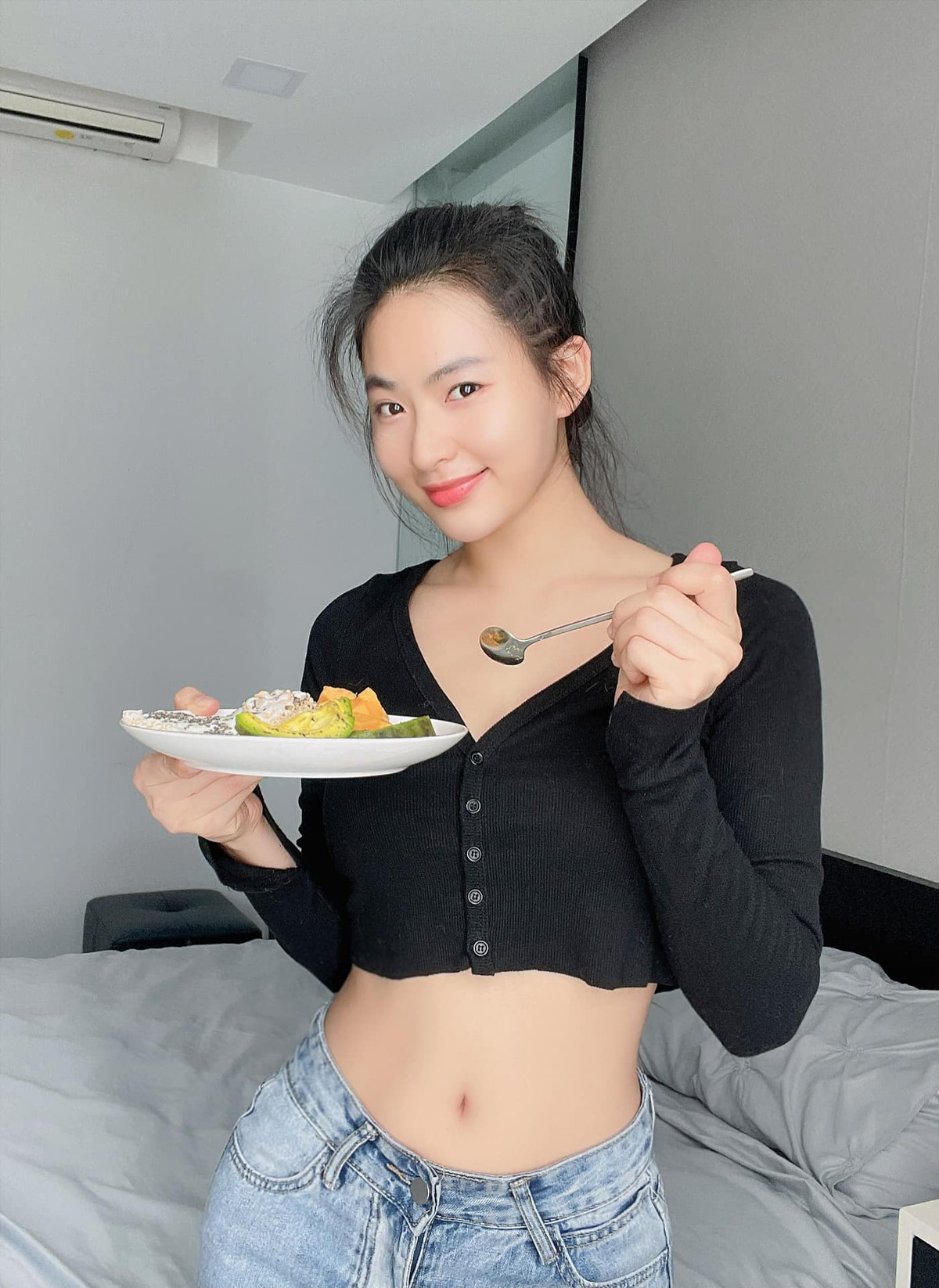 Minh Trang lựa chọn cách trang điểm mới lạ và trang phục hở một bên vai vô cùng táo bạo, sự thay đổi của nữ diễn viên đã khiến cho người hâm mộ "chết mê chết mệt".