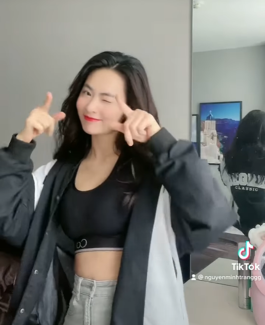 Trong video, Minh Trang đã lựa chọn một chiếc áo tập màu đen giúp khoe được vòng eo thon gọn của mình.
