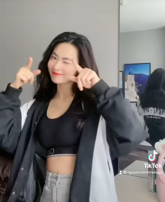 Trong video, Minh Trang đã lựa chọn một chiếc áo tập màu đen giúp khoe được vòng eo thon gọn của mình.