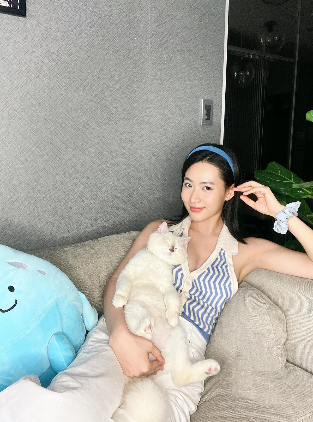 Nhờ sở hữu ngoại hình xinh xắn, đẹp tựa nữ thần Minh Trang cũng thường xuyên làm mẫu ảnh và được nhiều nhãn hàng yêu thích.