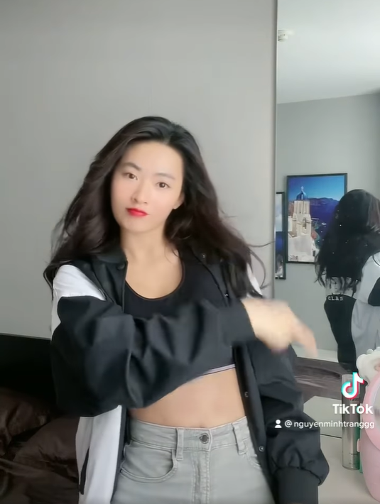 Mới nhất, hot girl Hải Phòng - Minh Trang đã bắt trend điệu nhảy mới của giới trẻ với một hình tượng vô cùng cá tính và quyến rũ.