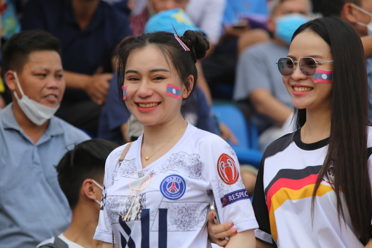 Cô gái Lào xinh xắn có mặt trên SVĐ Thiên Trường chiều ngày 7/5.