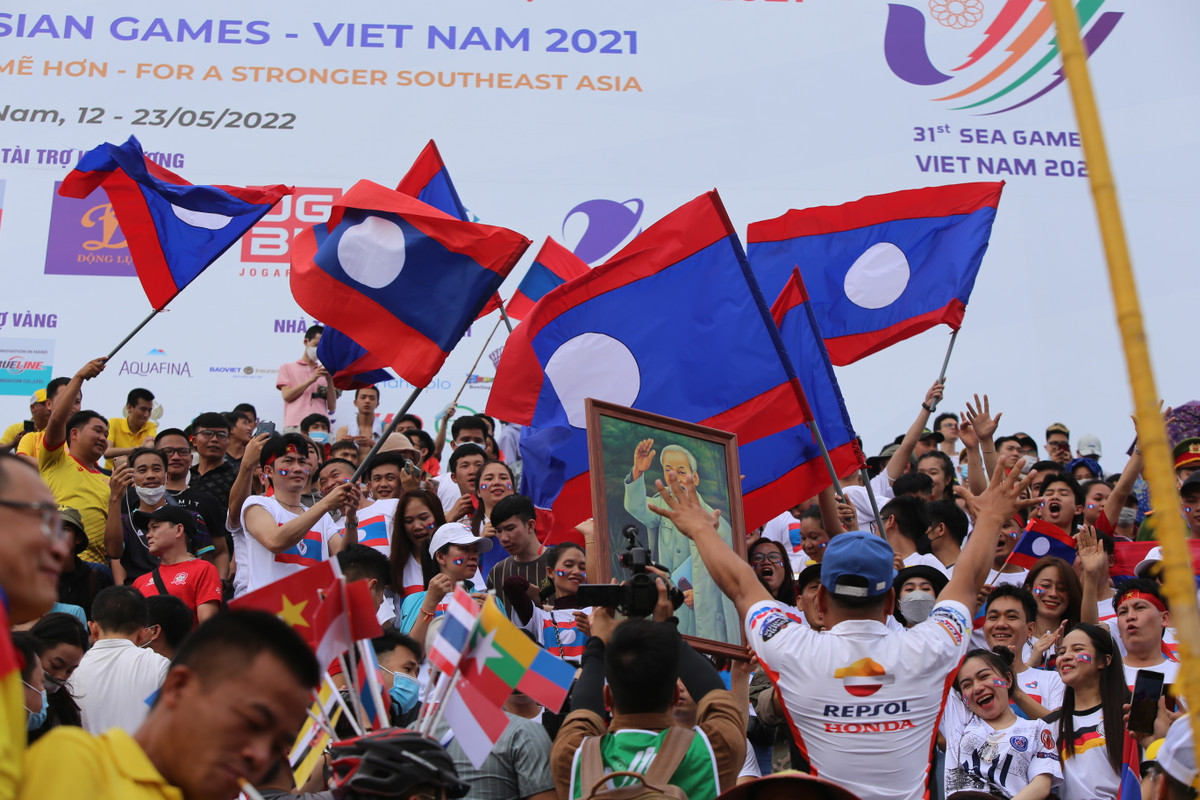 Hình ảnh khán đài B SVĐ Thiên Trường rợp báo lá quốc kỳ của Lào mang đến sự náo nhiệt cho sân đấu này.