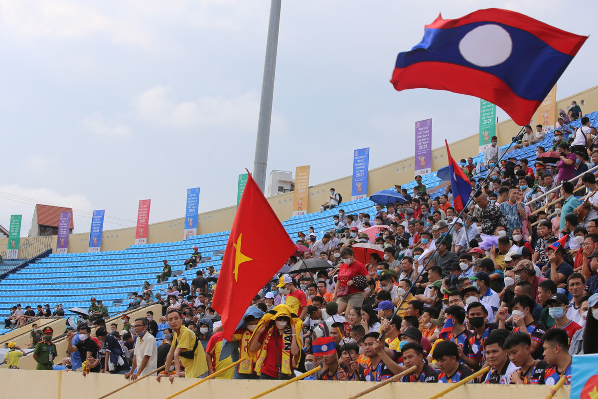 Đông đảo CĐV Lào đến sân Thiên Trường cổ động cho các cầu thủ con cưng.