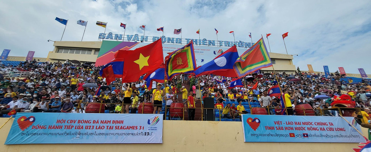 Không phụ lòng mong mỏi của các CĐV ngay từ rất sớm U23 Lào đã tạm vươn lên dẫn trước Singapore.